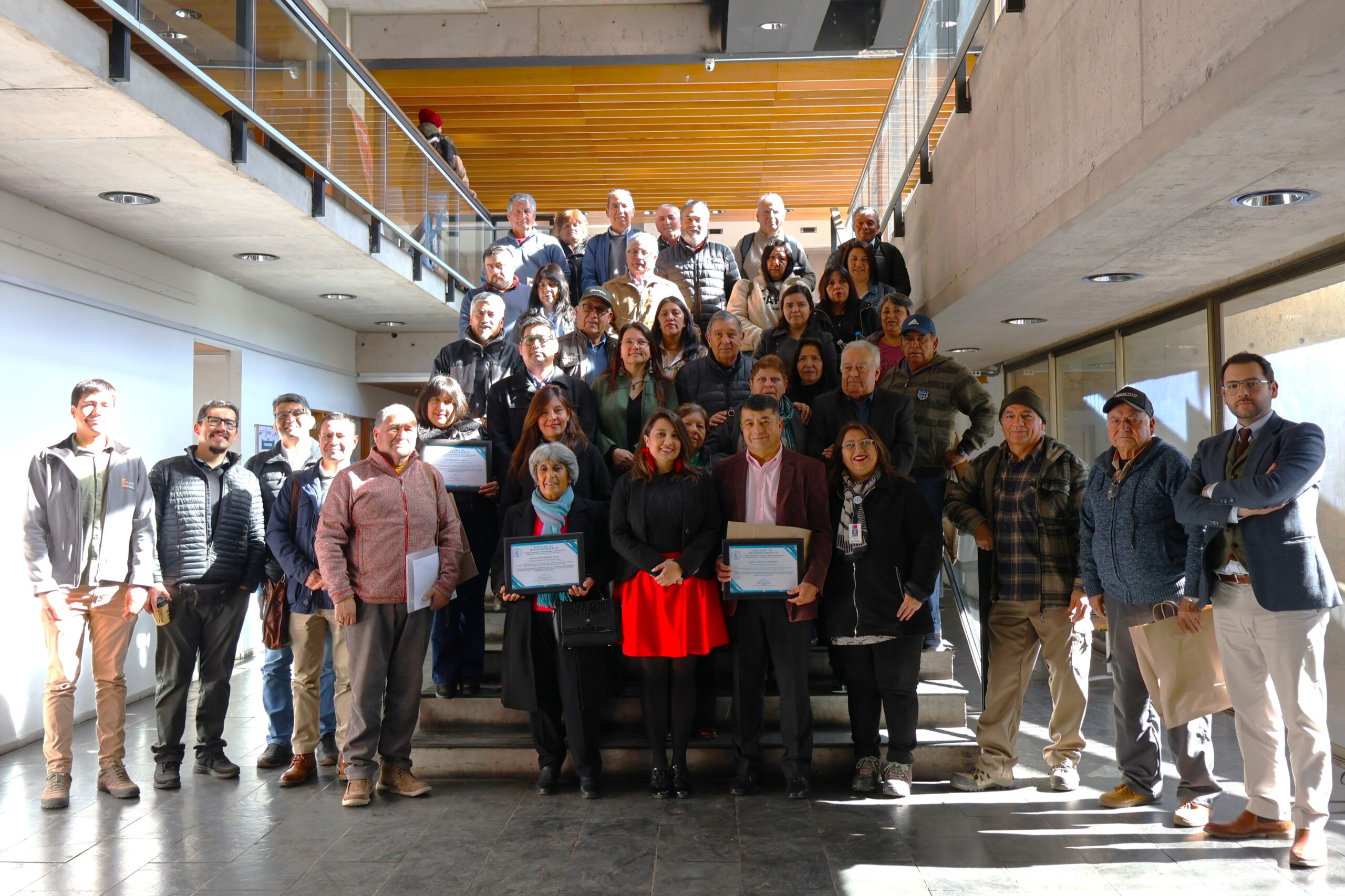 CON CEREMONIA HISTÓRICA: UNIÓN COMUNAL RINDE EMOTIVO HOMENAJE A DIRIGENTAS Y DIRIGENTES DE COMITÉS DE APR/SSR DE SALAMANCA EN EL MARCO DEL DÍA DEL DIRIGENTE SOCIAL Y COMUNITARIO